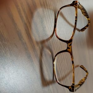 Reader eyeglasses.